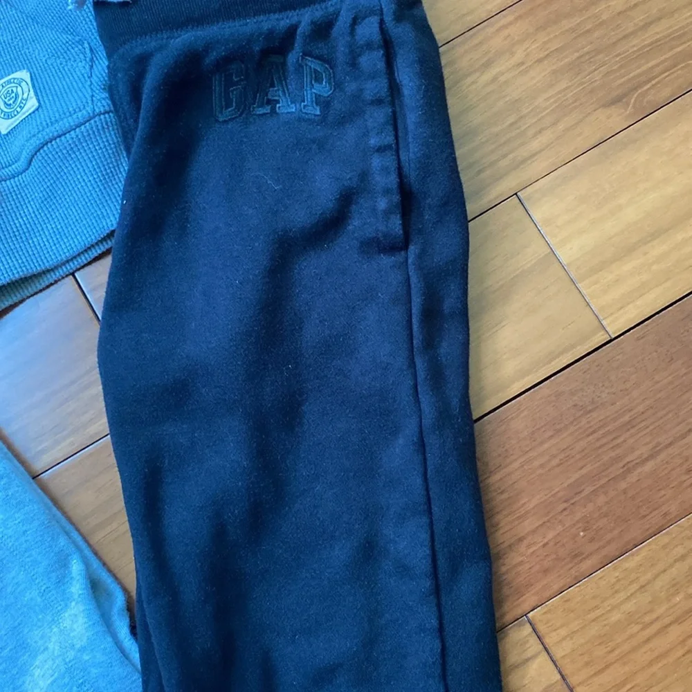 Gap boys 6/7 sweatpants and sweatshirt - Picture 3 of 4